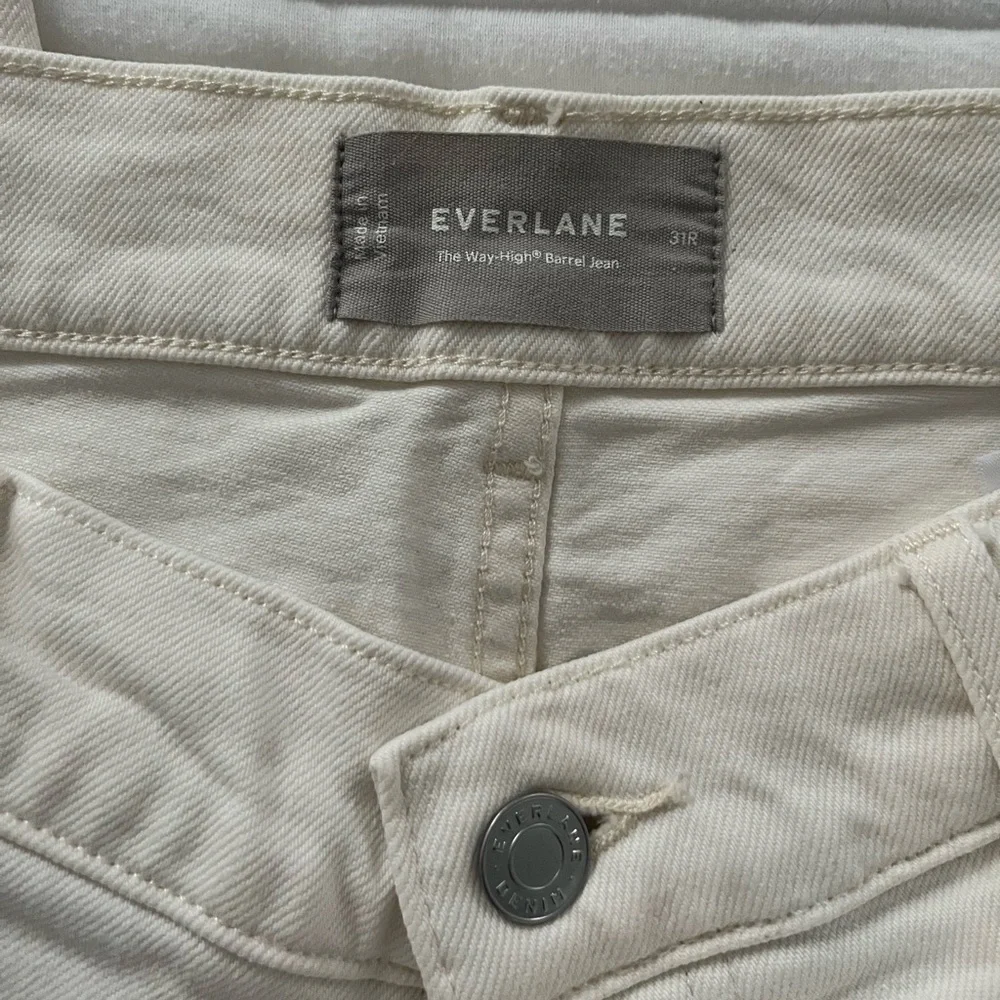 Everlane Cream Way High Jeans  w a Barrel like leg - Picture 8 of 10